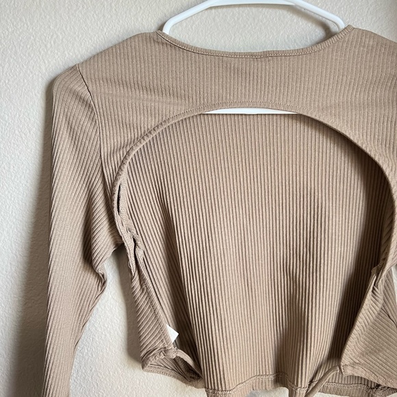 Monki Open back long sleeve crop - Picture 1 of 4